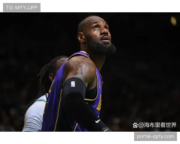 特写:詹姆斯在生涯最后一场常规赛暂停时,向全队演示如何破解无限换防 特写:詹姆斯在生涯最后一场常规赛暂停时,向全队演示如何破解无限换防